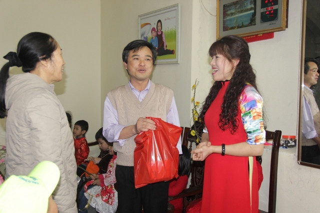 Trao quà cho gia đình có hoàn cảnh khó khăn trong khối