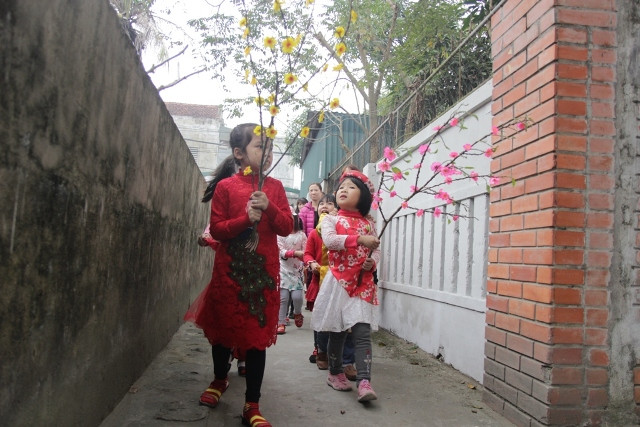 Mang tết đến từng ngõ nhỏ Mang tết đến từng ngõ nhỏ