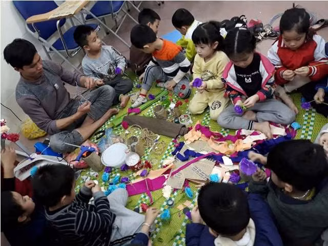 Trước đó, nhiều đồ dùng, đồ chơi đã được cô trò và phụ huynh tự tay làm và tổ chức hội chợ bày bán gây quỹ