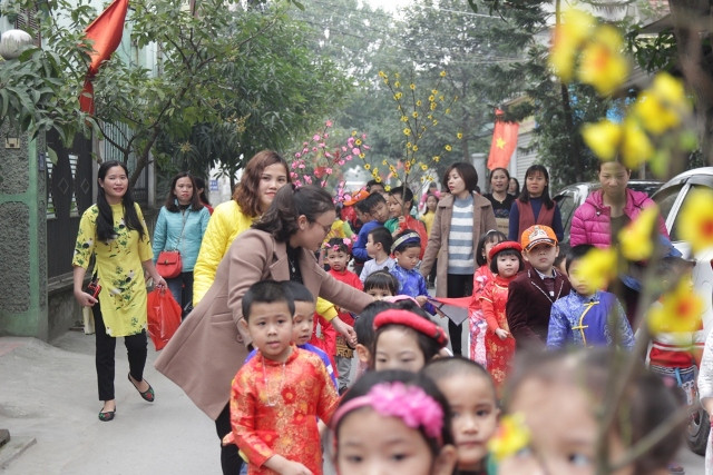 Các em nhỏ đã đem không khí tết rộn ràng khắp phố