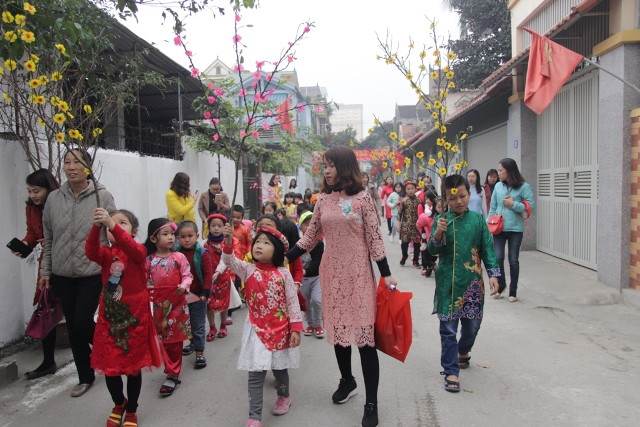 Các cô giáo, phụ huynh, và người dân cùng tham gia với đoàn chúc tết nhí