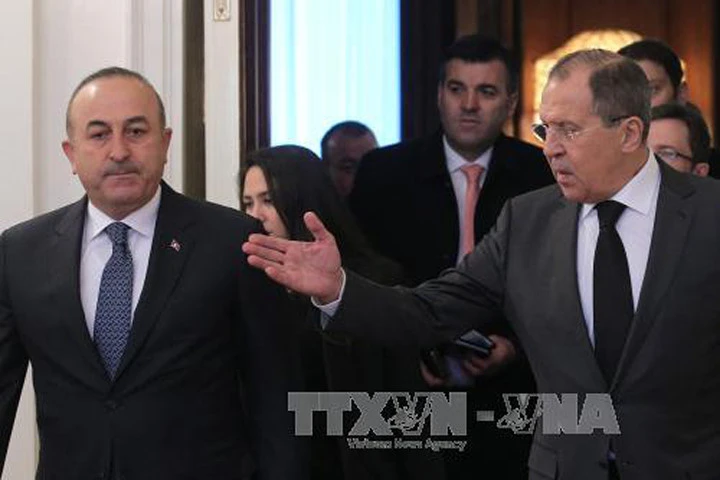 Ngoại trưởng Sergey Lavrov (phải) và người đồng cấp Thổ Nhĩ Kỳ Mevlut Cavusoglu (trái) tại cuộc gặp ở Moskva ngày 20/12. Ảnh: EPA/TTXVN