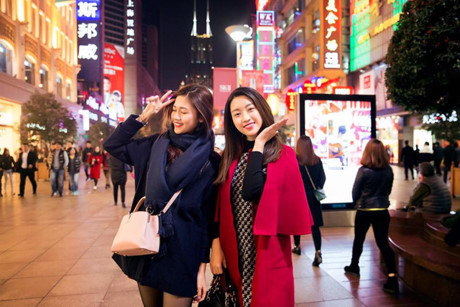 Hoa hau My Linh ngay cang than thiet den kho tin voi A hau Thanh Tu - Anh 19