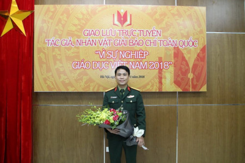 Nhà báo Trần Duy Văn (Báo Quân đội nhân dân) trong nhóm tác giả của tác phẩm “Chuyện nghề, chuyện đời của những giáo viên vùng cao Tây Bắc”. Nhà báo Trần Duy Văn (Báo Quân đội nhân dân) trong nhóm tác giả của tác phẩm “Chuyện nghề, chuyện đời của những giáo viên vùng cao Tây Bắc”.