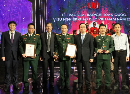 Nhóm tác giả của Báo Quân đội Nhân dân đạt giải Nhất Giải Báo chí toàn quốc Vì sự nghiệp Giáo dục Việt Nam 2018 Nhóm tác giả của Báo Quân đội Nhân dân đạt giải Nhất Giải Báo chí toàn quốc Vì sự nghiệp Giáo dục Việt Nam 2018