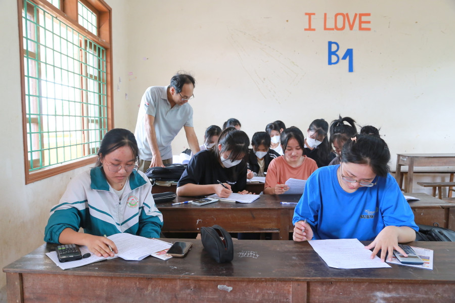 Thầy giáo Hoàng Văn Quynh hướng dẫn các em giải đề thi minh họa.