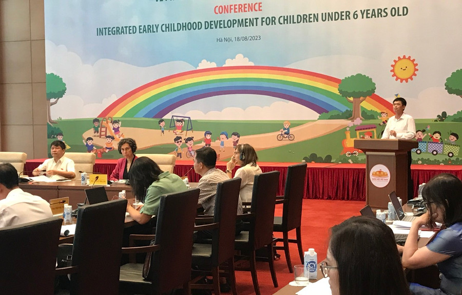 PGS.TS Nguyễn Bá Minh, Vụ trưởng Vụ Giáo dục mầm non phát biểu tại Hội thảo. PGS.TS Nguyễn Bá Minh, Vụ trưởng Vụ Giáo dục mầm non phát biểu tại Hội thảo.