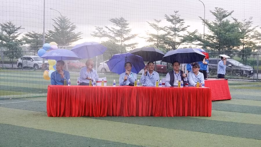 Ban lãnh đao Công ty TNHH Formosa Hà Tĩnh tham dự cổ vũ động viên các đội thi đấu.