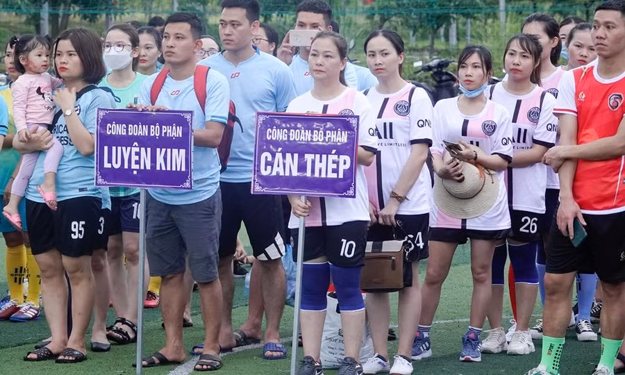 Ở nội dung bóng đá nam, BTC sẽ chia làm 4 bảng thi đấu theo thể thức vòng tròn tính điểm. 2 đội có điểm số cao nhất của mỗi bảng sẽ tiếp tục lọt vào thi đấu tại trận tứ kết. Nội dung bóng đá nữ gồm 3 bảng cũng thi đấu theo thể như bóng đá nam.