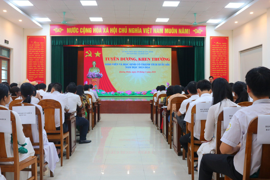 Lễ tuyên dương, khen thưởng giáo viên và học sinh tiêu biểu năm học 2023 – 2024. Lễ tuyên dương, khen thưởng giáo viên và học sinh tiêu biểu năm học 2023 – 2024.