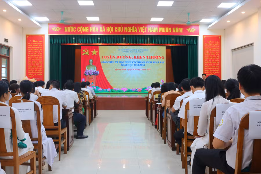 Lễ tuyên dương, khen thưởng giáo viên và học sinh tiêu biểu năm học 2023 – 2024.