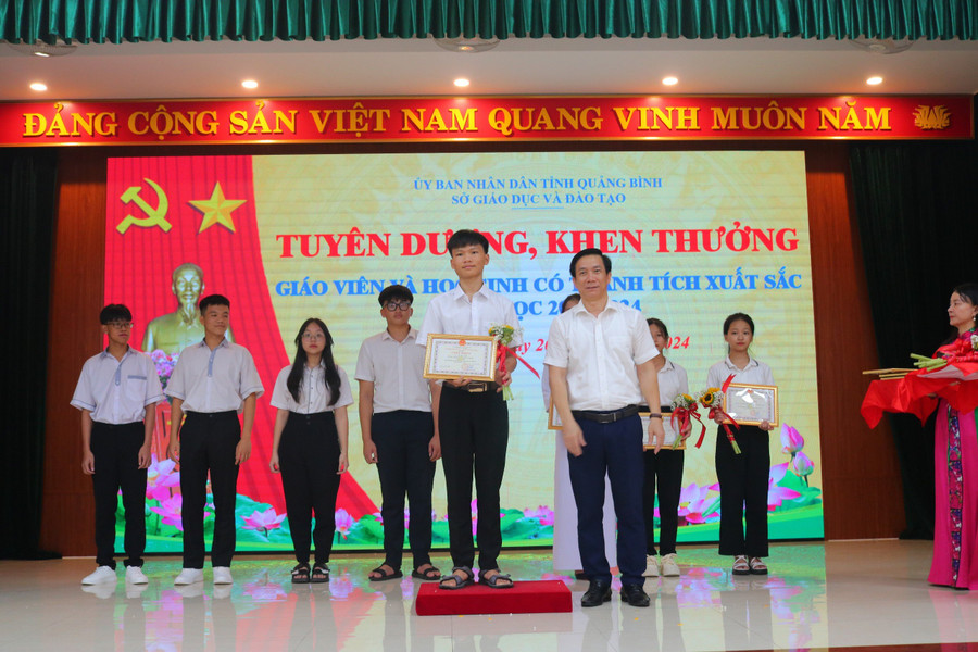 Lãnh đạo Sở GD&ĐT Quảng Bình trao tặng hoa và bằng khen cho học sinh đạt thành tích cao trong kỳ thi chọn học sinh giỏi lớp 9 cấp tỉnh. Lãnh đạo Sở GD&ĐT Quảng Bình trao tặng hoa và bằng khen cho học sinh đạt thành tích cao trong kỳ thi chọn học sinh giỏi lớp 9 cấp tỉnh.