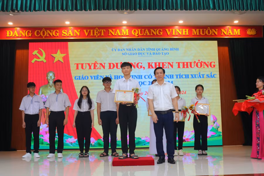 Lãnh đạo Sở GD&amp;ĐT Quảng Bình trao tặng hoa và bằng khen cho học sinh đạt thành tích cao trong kỳ thi chọn học sinh giỏi lớp 9 cấp tỉnh.