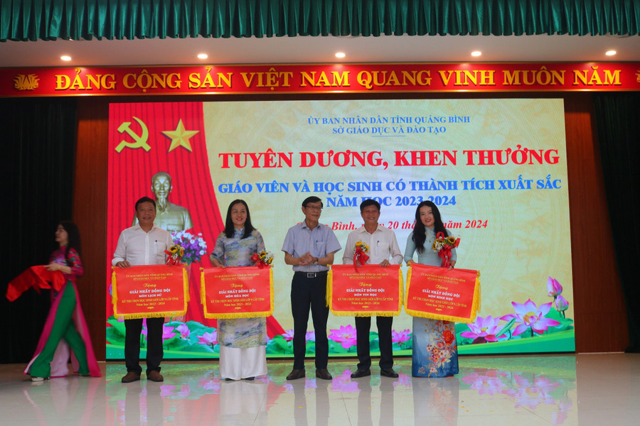 Khen thưởng giáo viên có thành tích xuất sắc trong công tác bồi dưỡng đội tuyển tham dự Kỳ thi chọn học sinh giỏi quốc gia THPT. Khen thưởng giáo viên có thành tích xuất sắc trong công tác bồi dưỡng đội tuyển tham dự Kỳ thi chọn học sinh giỏi quốc gia THPT.