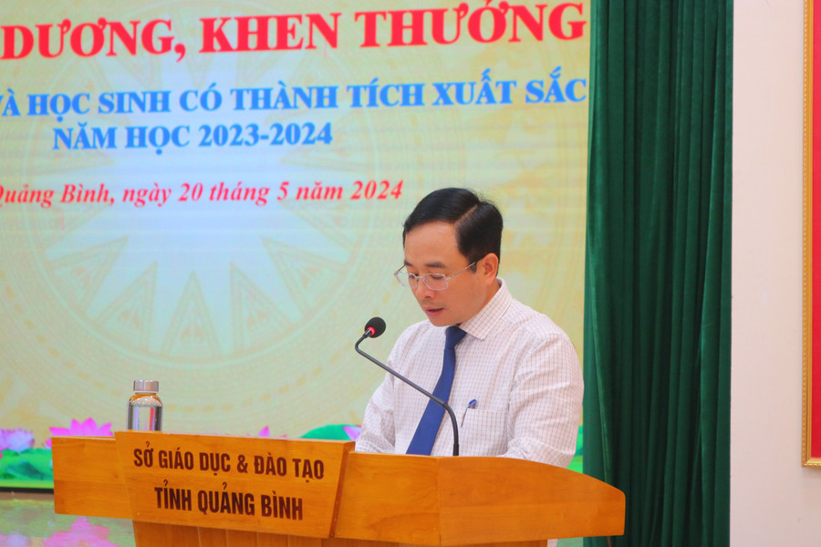 Tiến sĩ Đặng Ngọc Tuấn, Giám đốc Sở GD&ĐT Quảng Bình phát biểu tại buổi lễ. Tiến sĩ Đặng Ngọc Tuấn, Giám đốc Sở GD&ĐT Quảng Bình phát biểu tại buổi lễ.