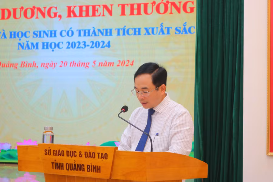 Tiến sĩ Đặng Ngọc Tuấn, Giám đốc Sở GD&amp;ĐT Quảng Bình phát biểu tại buổi lễ.