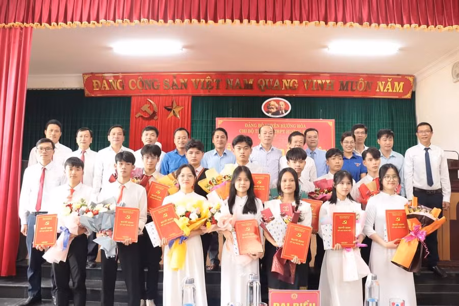 Những Đoàn viên học sinh ưu tú được kết nạp Đảng.