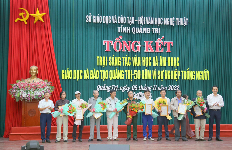 Trao giải cho tác giả có tác phẩm đạt giải Khuyến khích. Trao giải cho tác giả có tác phẩm đạt giải Khuyến khích.