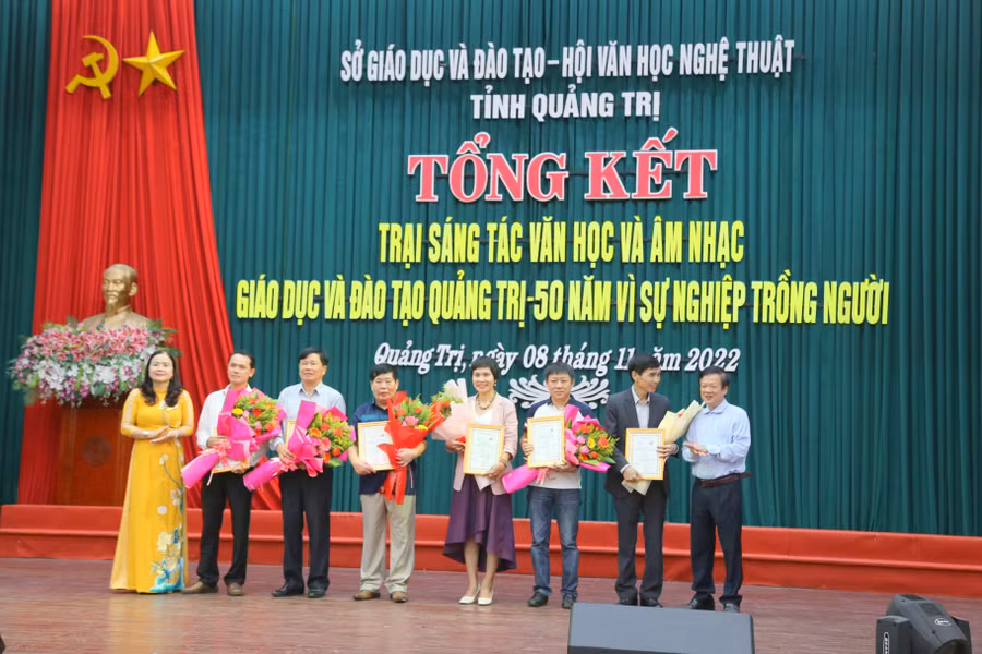 Lãnh đạo Sở GD&ĐT trao giải Ba cho các tác giả. Lãnh đạo Sở GD&ĐT trao giải Ba cho các tác giả.