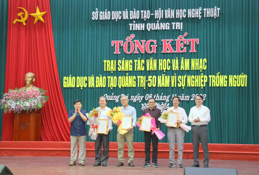 Lãnh đạo Sở GD&ĐT Quảng Trị và Hội VHNT trao giải cho tác giả đạt giải Nhì. Lãnh đạo Sở GD&ĐT Quảng Trị và Hội VHNT trao giải cho tác giả đạt giải Nhì.