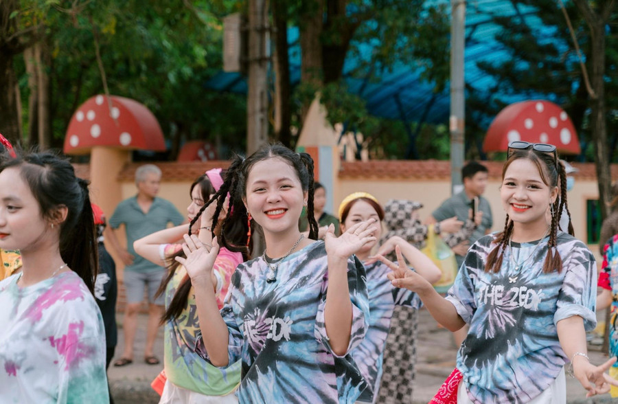 Nhiều nhóm nhảy tham gia biểu diễn tại lễ hội đường phố.