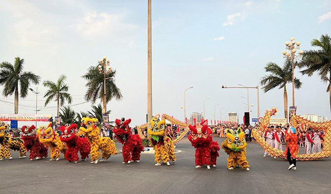 Màn biểu diễn “lân-sư-rồng” tại ngã tư cầu Nhật Lệ 1.