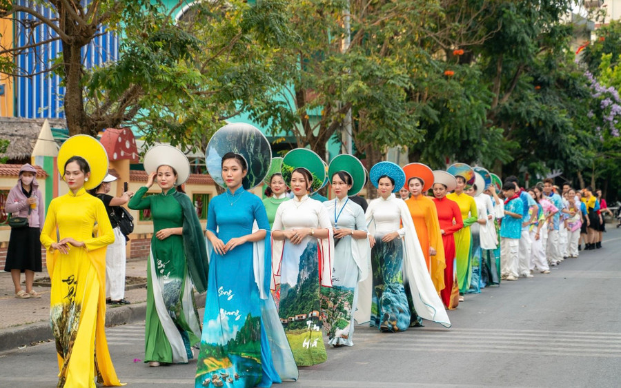 Một màn biểu diễn áo dài đầy ấn tượng tại lễ hội.