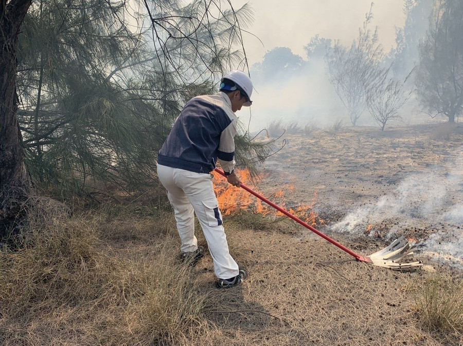 Xã Hải Ninh đã huy động hơn 300 người chữa cháy. Xã Hải Ninh đã huy động hơn 300 người chữa cháy.