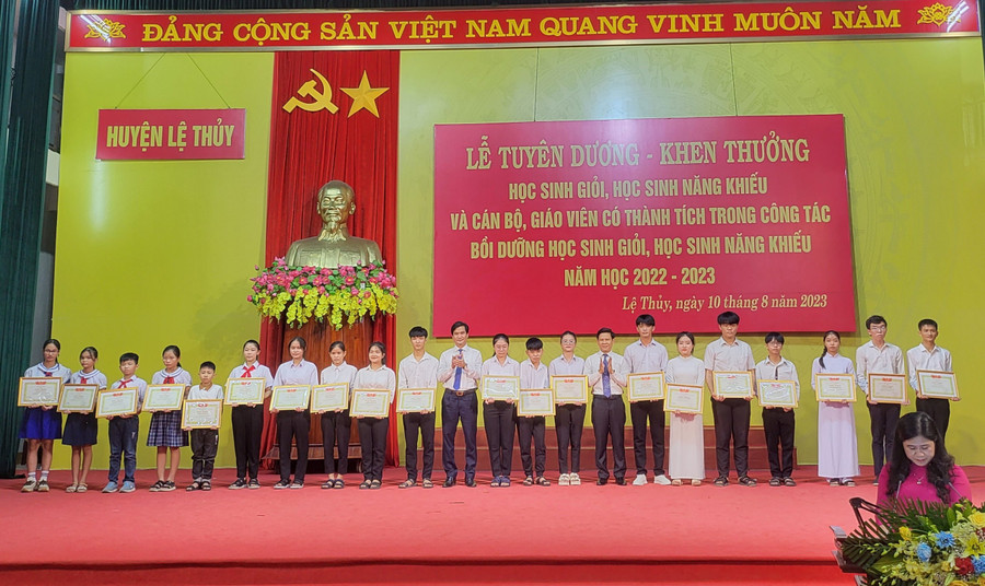 Lãnh đạo huyện Lệ Thủy trao thưởng cho các em học sinh giỏi và đạt thành tích cao tại các kỳ thi trong năm học 2022-2023. Lãnh đạo huyện Lệ Thủy trao thưởng cho các em học sinh giỏi và đạt thành tích cao tại các kỳ thi trong năm học 2022-2023.