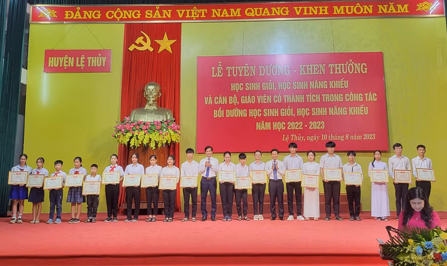 Lãnh đạo huyện Lệ Thủy trao thưởng cho các em học sinh giỏi và đạt thành tích cao tại các kỳ thi trong năm học 2022-2023.
