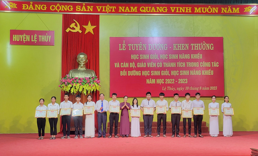Trao thưởng cho các em học sinh đạt thành tích cao trong học tập. Trao thưởng cho các em học sinh đạt thành tích cao trong học tập.