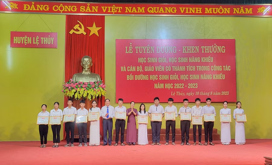 Trao thưởng cho các em học sinh đạt thành tích cao trong học tập.