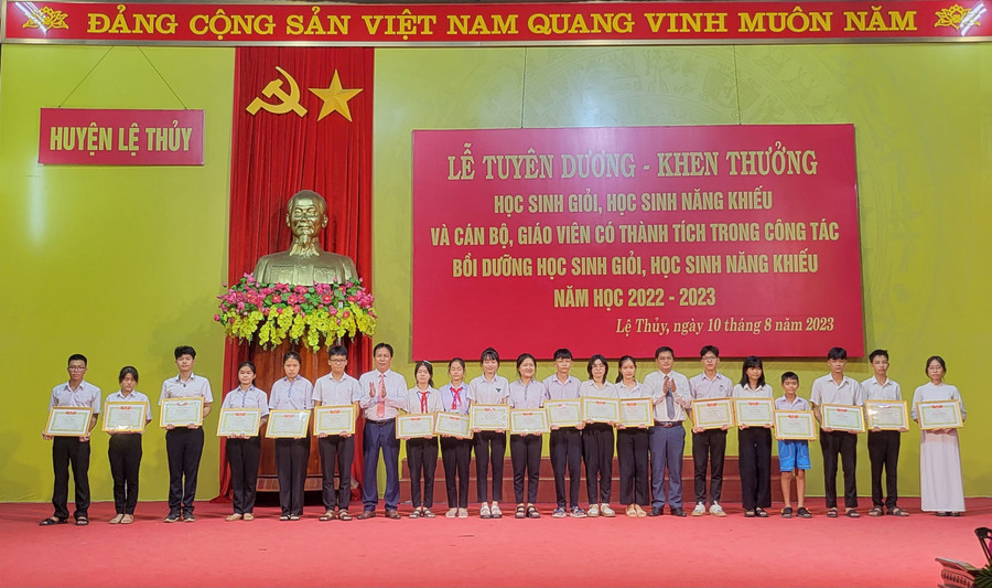 Trưởng Phòng GD&ĐT huyện Lệ Thủy trao khen thưởng các em học sinh. Trưởng Phòng GD&ĐT huyện Lệ Thủy trao khen thưởng các em học sinh.