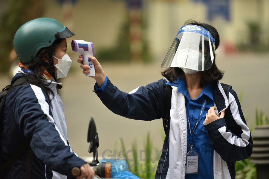 Học sinh lớp 12 Hà Nội hào hứng đến trường sau 7 tháng học trực tuyến ảnh 5