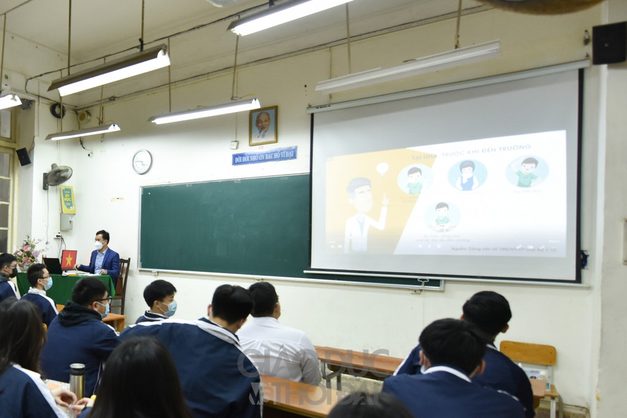 Ngay sau lễ chào cờ, tất cả các học sinh sẽ được tuyên truyền về công tác phòng chống dịch bệnh Covid-19.