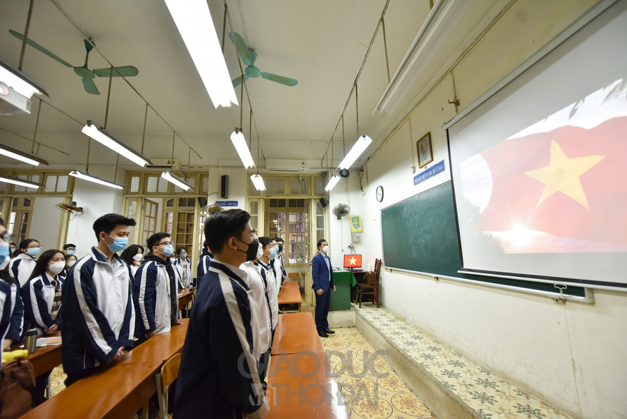 Buổi lễ chào cờ đầu tiên sau 7 tháng tạm dừng đến trường được diễn ra trang trọng.