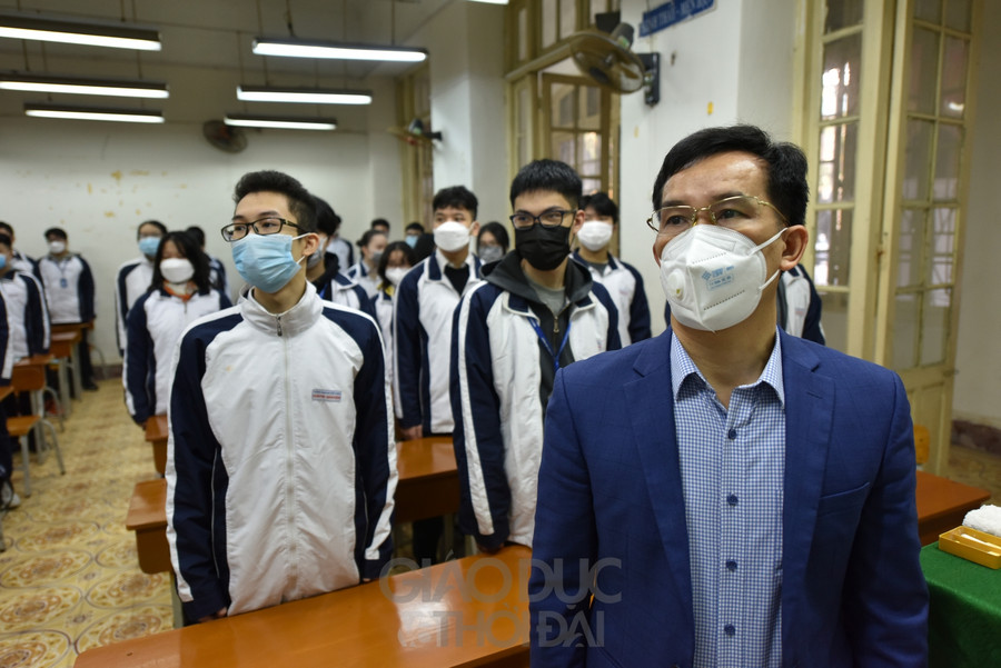 Thầy, trò rất vui mừng khi được đến trường học trực tiếp.