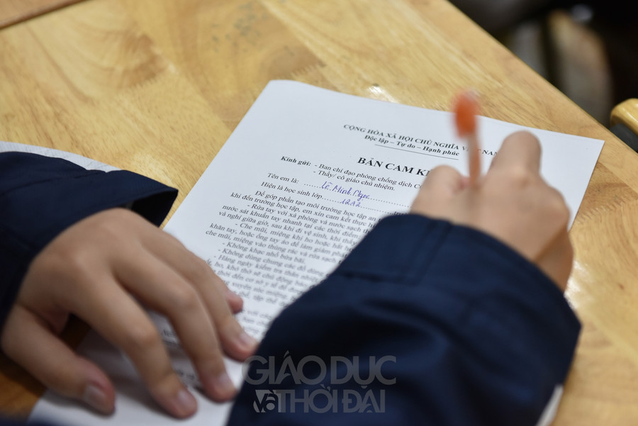 Học sinh lớp 12 Hà Nội hào hứng đến trường sau 7 tháng học trực tuyến ảnh 12