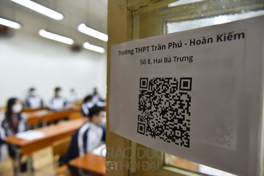 Mã QR được dán tại nhiều nơi, để tiện cho học sinh, CBNC nhà trường có thể dễ dàng quét mã.