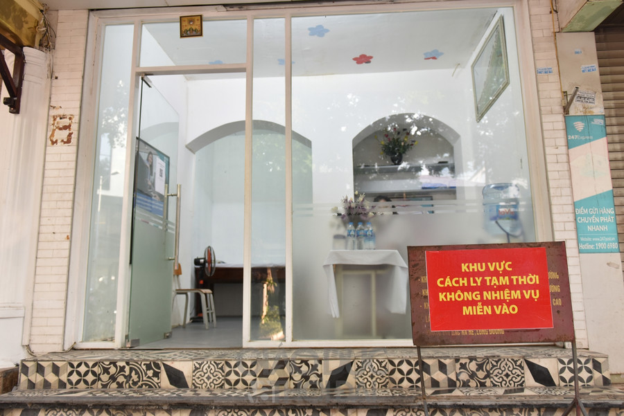 Để đảm bảo công tác phòng chống dịch bệnh Covid-19, nhà trường đã bố trí 3 phòng cách ly tạm thời, 1 phòng phía bên ngoài cổng trường nếu phát hiện học sinh có dậu hiệu sốt, ho ở ngoài cổng trường.