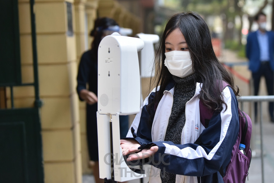 Để đảm bảo 5k, ngoài những máy đo thân nhiệt tự động, thì nhà trường cũng bố trí lực lượng CBNV, TNTN nhà trường đứng để đo thân nhiệt, rửa tay khi số lượng học sinh đến trường tăng trong 1 thời điểm.