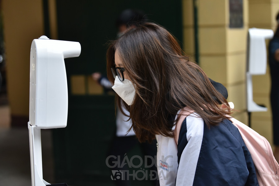 Toàn bộ học sinh đến trường sẽ được kiểm tra thân nhiệt, rửa tay sát khuẩn tại cổng trường.