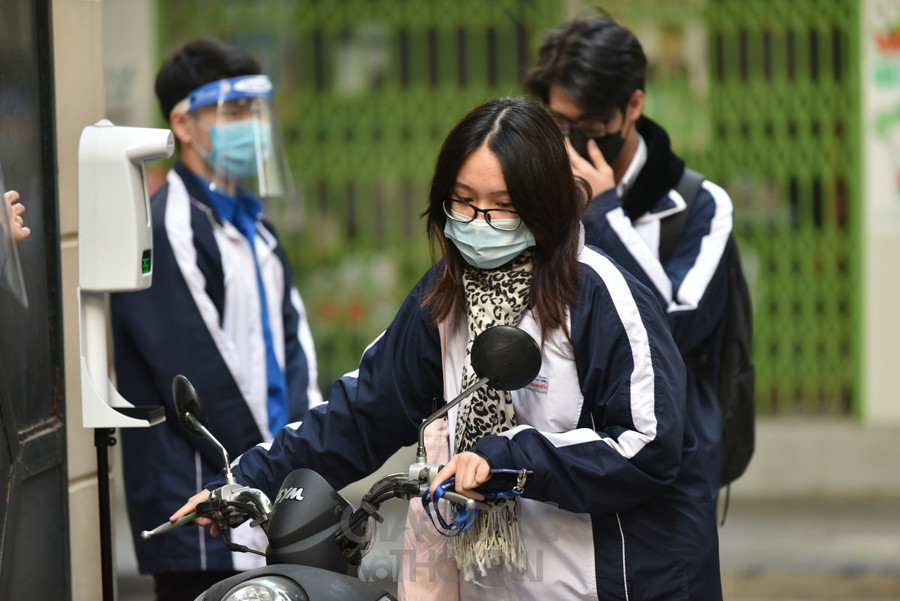 Trong sáng ngày hôm nay 50% học sinh lớp 12 trên địa bàn TP Hà Nội đã đến trường để học trực tiếp.