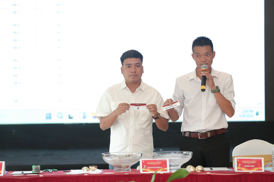 Ban tổ chức bốc thăm giải bóng đá 7 người vô địch quốc gia khu vực miền Trung - Tây Nguyên. (Ảnh: TT).