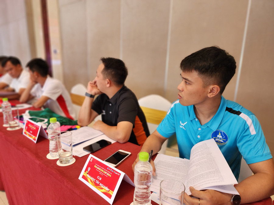 Các đội dự lễ công bố giải và bốc thăm thi đấu. (Ảnh: TT).