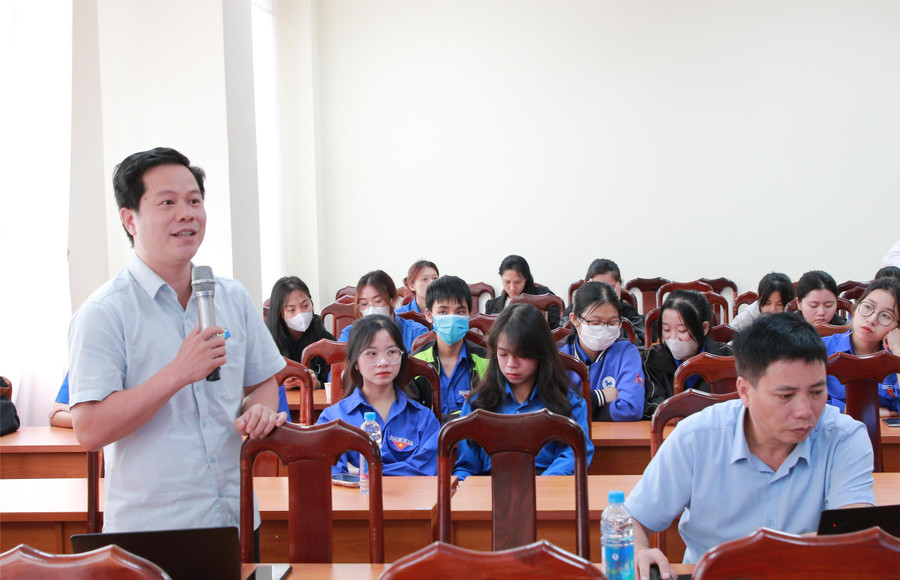 Giảng viên Trường Đại học Tây Nguyên tham gia thảo luận. (Ảnh: Thành Tâm)