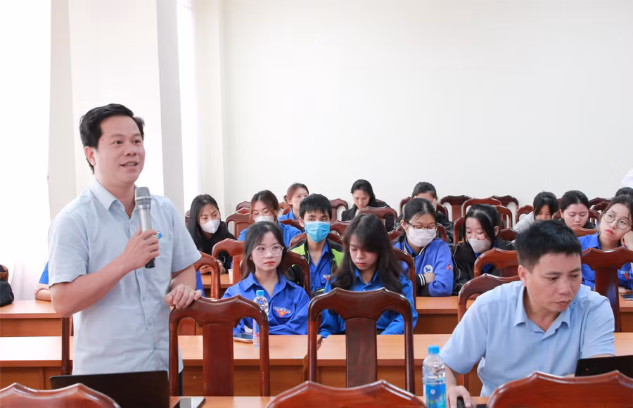 Giảng viên Trường Đại học Tây Nguyên tham gia thảo luận. (Ảnh: Thành Tâm)