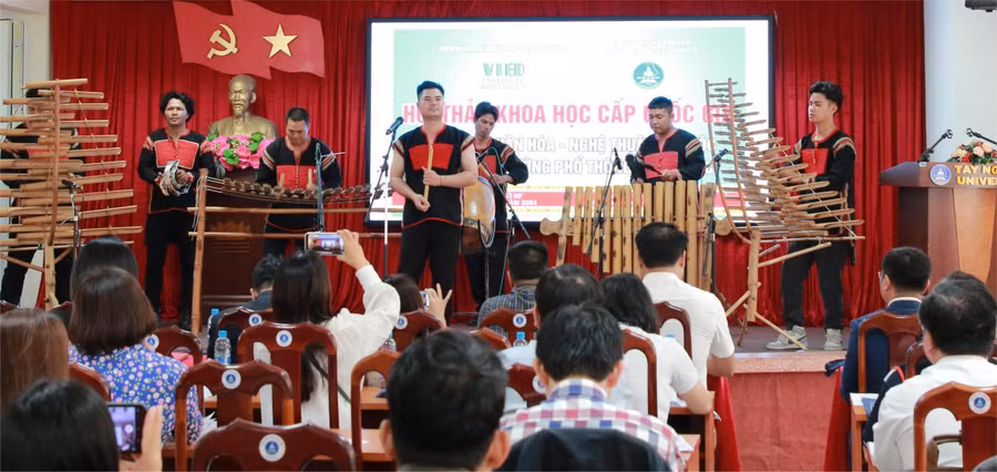 Biểu diễn nhạc cụ dân tộc tại hội thảo. (Ảnh: Thành Tâm)