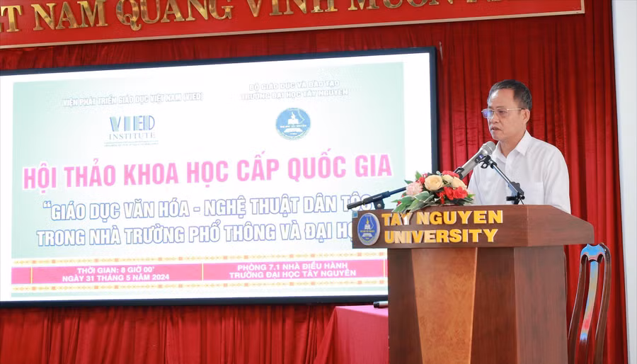 TS Đỗ Tường Hiệp - Phó Giám đốc Sở GD&amp;ĐT Đắk Lắk báo cáo tham luận. (Ảnh: Thành Tâm)