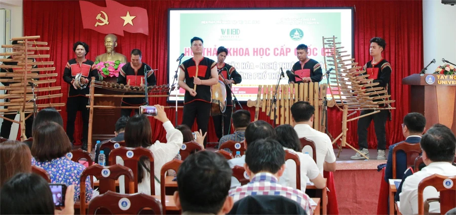 Biểu diễn nhạc cụ dân tộc tại hội thảo. (Ảnh: Thành Tâm)